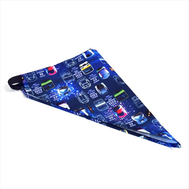 カラフルキャンディスタイルの三角巾付きキッズエプロン。水や液体が表面に弾いて滑り落ちるはっ水機能。調理実習やお手伝いなど、調理中や食べこぼしの汚れを防ぎ、汚れてもサッと拭くだけお手入れ簡単です。