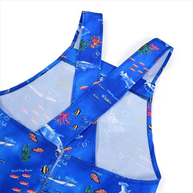 カラフルキャンディスタイルの三角巾付きキッズエプロン。水や液体が表面に弾いて滑り落ちるはっ水機能。調理実習やお手伝いなど、調理中や食べこぼしの汚れを防ぎ、汚れてもサッと拭くだけお手入れ簡単です。