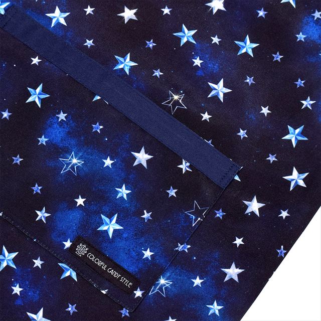 カラフルキャンディスタイルの三角巾付きキッズエプロン。水や液体が表面に弾いて滑り落ちるはっ水機能。調理実習やお手伝いなど、調理中や食べこぼしの汚れを防ぎ、汚れてもサッと拭くだけお手入れ簡単です。