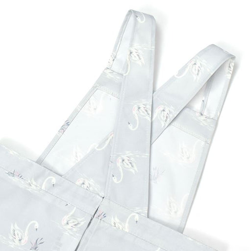 カラフルキャンディスタイルの三角巾付きキッズエプロン。水や液体が表面に弾いて滑り落ちるはっ水機能。調理実習やお手伝いなど、調理中や食べこぼしの汚れを防ぎ、汚れてもサッと拭くだけお手入れ簡単です。