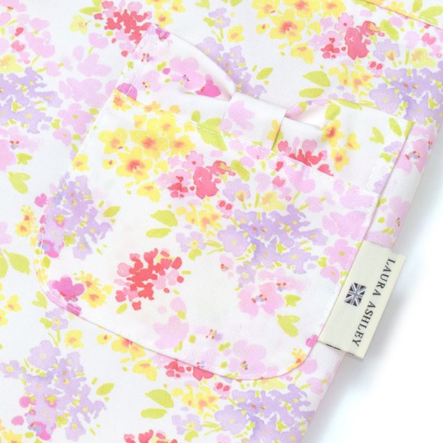 カラフルキャンディスタイルの三角巾付きキッズエプロン。水や液体が表面に弾いて滑り落ちるはっ水機能。調理実習やお手伝いなど、調理中や食べこぼしの汚れを防ぎ、汚れてもサッと拭くだけお手入れ簡単です。