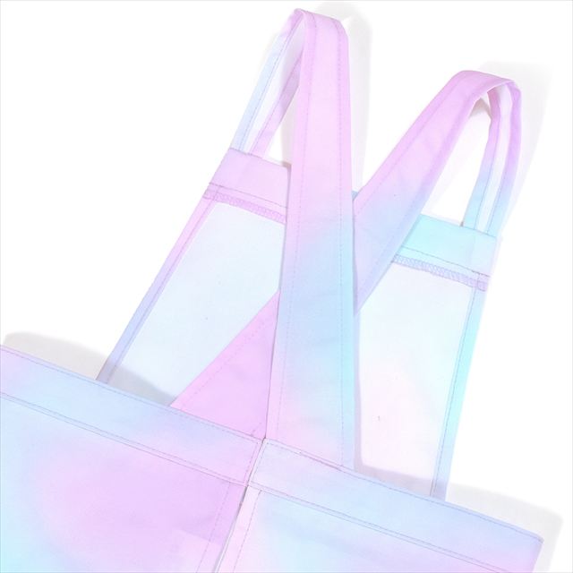 カラフルキャンディスタイルの三角巾付きキッズエプロン。水や液体が表面に弾いて滑り落ちるはっ水機能。調理実習やお手伝いなど、調理中や食べこぼしの汚れを防ぎ、汚れてもサッと拭くだけお手入れ簡単です。