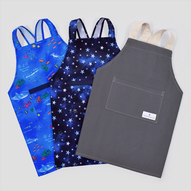 カラフルキャンディスタイルの三角巾付きキッズエプロン。水や液体が表面に弾いて滑り落ちるはっ水機能。調理実習やお手伝いなど、調理中や食べこぼしの汚れを防ぎ、汚れてもサッと拭くだけお手入れ簡単です。