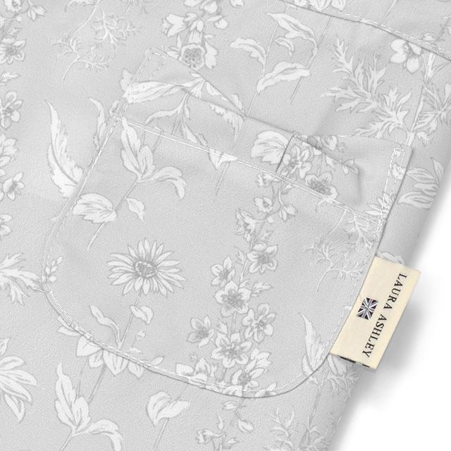 カラフルキャンディスタイルの三角巾付きキッズエプロン。水や液体が表面に弾いて滑り落ちるはっ水機能。調理実習やお手伝いなど、調理中や食べこぼしの汚れを防ぎ、汚れてもサッと拭くだけお手入れ簡単です。