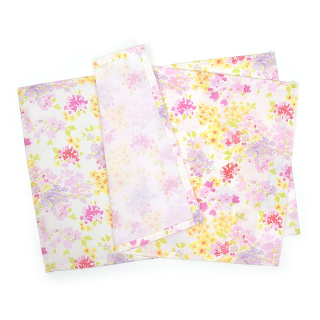 カラフルキャンディスタイルのランチョンマット。水や液体が表面に弾いて滑り落ちるはっ水機能。食べこぼしの汚れやシミを防ぎ、汚れてもサッと拭くだけお手入れ簡単です。