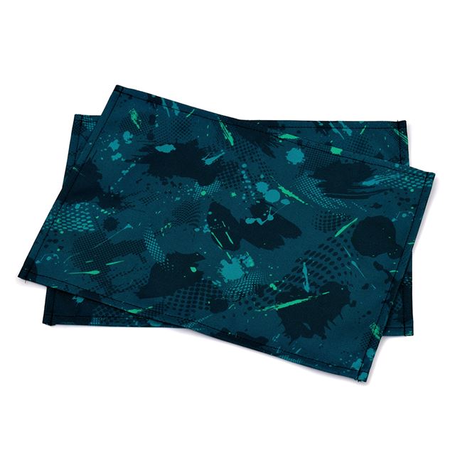 カラフルキャンディスタイルのランチョンマット。水や液体が表面に弾いて滑り落ちるはっ水機能。食べこぼしの汚れやシミを防ぎ、汚れてもサッと拭くだけお手入れ簡単です。