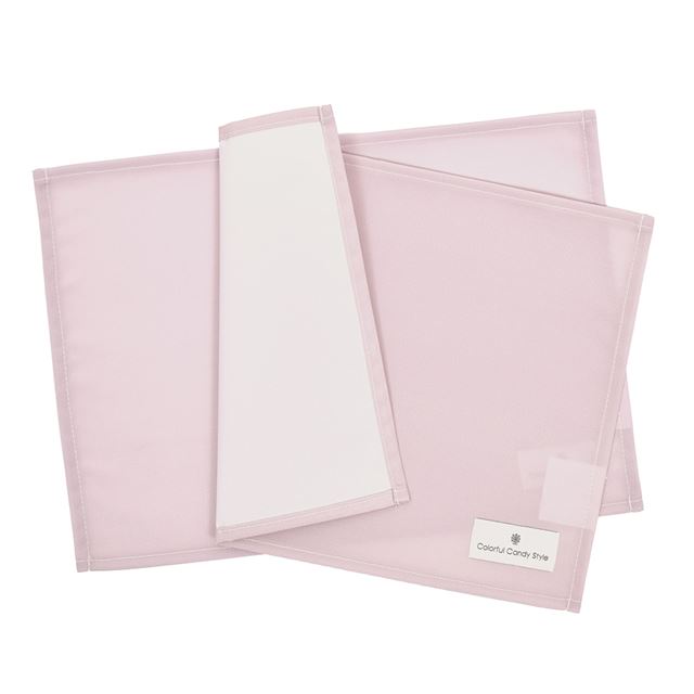 カラフルキャンディスタイルのランチョンマット。水や液体が表面に弾いて滑り落ちるはっ水機能。食べこぼしの汚れやシミを防ぎ、汚れてもサッと拭くだけお手入れ簡単です。