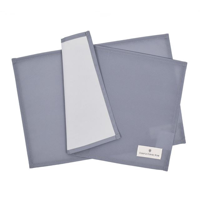 カラフルキャンディスタイルのランチョンマット。水や液体が表面に弾いて滑り落ちるはっ水機能。食べこぼしの汚れやシミを防ぎ、汚れてもサッと拭くだけお手入れ簡単です。