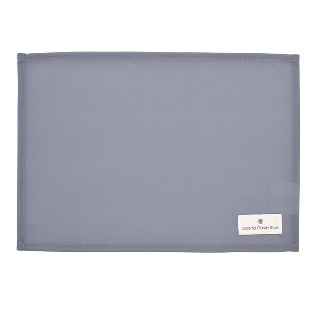 カラフルキャンディスタイルのランチョンマット。水や液体が表面に弾いて滑り落ちるはっ水機能。食べこぼしの汚れやシミを防ぎ、汚れてもサッと拭くだけお手入れ簡単です。