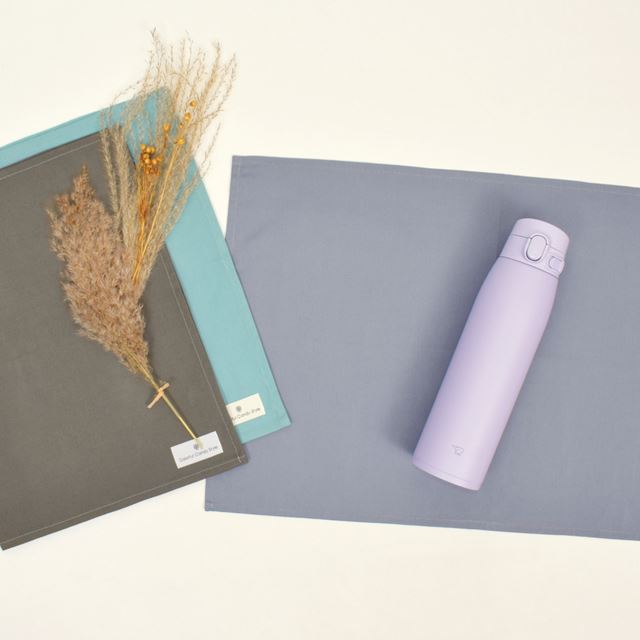 カラフルキャンディスタイルのランチョンマット。水や液体が表面に弾いて滑り落ちるはっ水機能。食べこぼしの汚れやシミを防ぎ、汚れてもサッと拭くだけお手入れ簡単です。