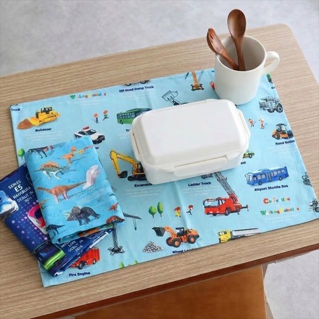 カラフルキャンディスタイルのランチョンマット。水や液体が表面に弾いて滑り落ちるはっ水機能。食べこぼしの汚れやシミを防ぎ、汚れてもサッと拭くだけお手入れ簡単です。
