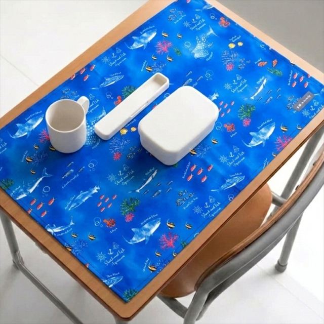 カラフルキャンディスタイルのランチョンマット。水や液体が表面に弾いて滑り落ちるはっ水機能。食べこぼしの汚れやシミを防ぎ、汚れてもサッと拭くだけお手入れ簡単です。
