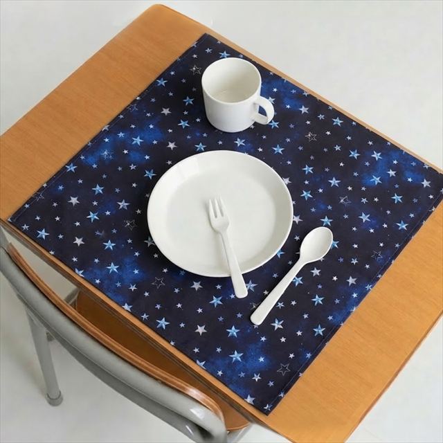 カラフルキャンディスタイルのランチクロス。水や液体が表面に弾いて滑り落ちるはっ水機能。食べこぼしの汚れやシミを防ぎ、汚れてもサッと拭くだけお手入れ簡単です。
