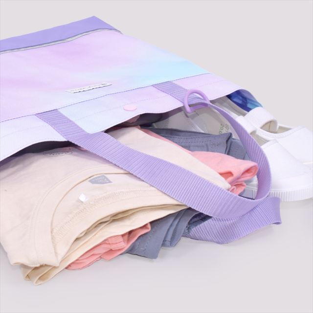 カラフルキャンディスタイルのレッスンバッグ 。快適さを追求した新素材は、耐久性のある軽い素材なので、毎日使うレッスンバッグに最適です。水や液体が表面に弾いて滑り落ちるはっ水機能は、汚れに強く水に濡れてもサッとひと拭き、お手入れ簡単です。