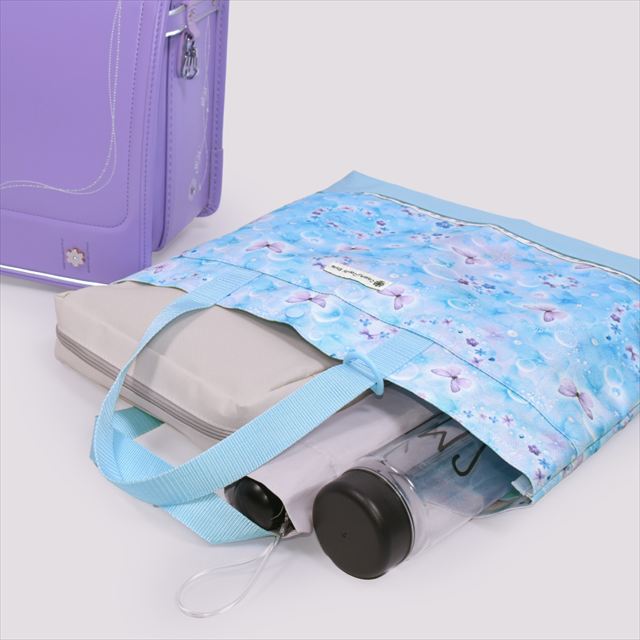 カラフルキャンディスタイルのレッスンバッグ 。快適さを追求した新素材は、耐久性のある軽い素材なので、毎日使うレッスンバッグに最適です。水や液体が表面に弾いて滑り落ちるはっ水機能は、汚れに強く水に濡れてもサッとひと拭き、お手入れ簡単です。