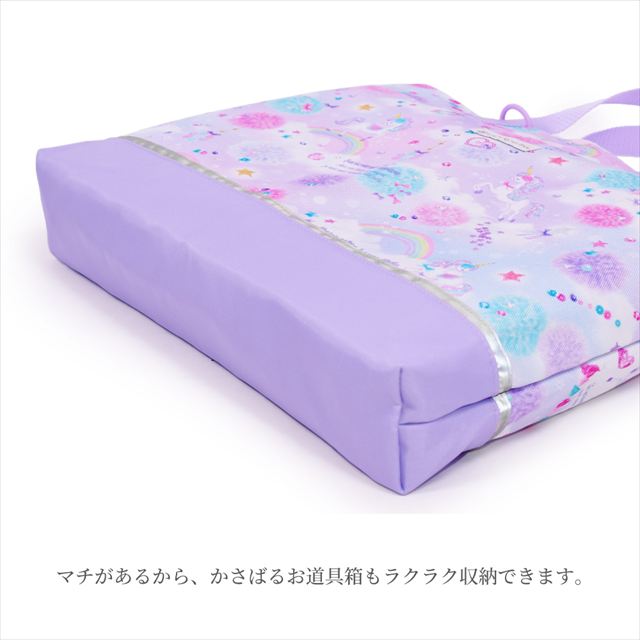 カラフルキャンディスタイルのレッスンバッグ 。快適さを追求した新素材は、耐久性のある軽い素材なので、毎日使うレッスンバッグに最適です。水や液体が表面に弾いて滑り落ちるはっ水機能は、汚れに強く水に濡れてもサッとひと拭き、お手入れ簡単です。