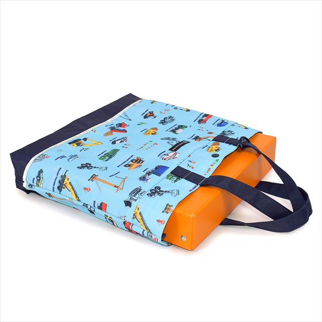 カラフルキャンディスタイルのレッスンバッグ 。快適さを追求した新素材は、耐久性のある軽い素材なので、毎日使うレッスンバッグに最適です。水や液体が表面に弾いて滑り落ちるはっ水機能は、汚れに強く水に濡れてもサッとひと拭き、お手入れ簡単です。