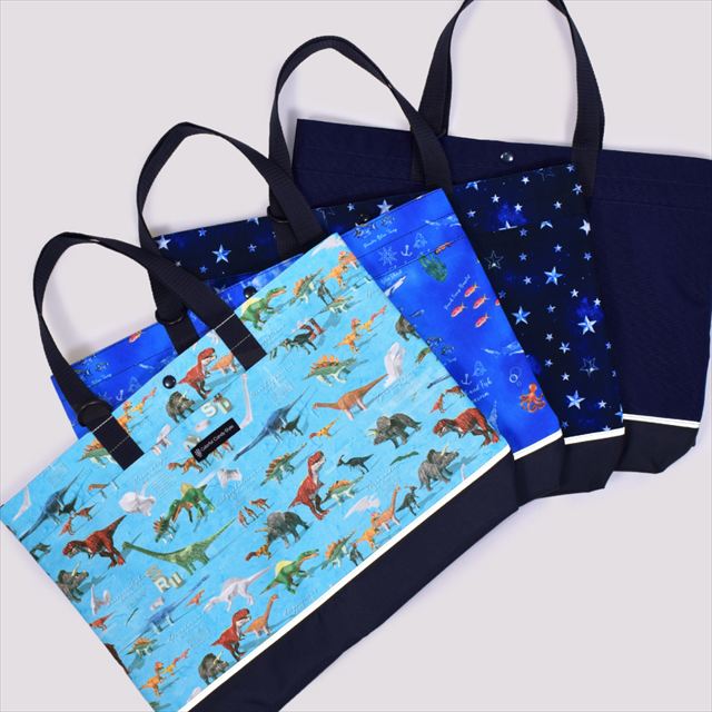 カラフルキャンディスタイルのレッスンバッグ 。快適さを追求した新素材は、耐久性のある軽い素材なので、毎日使うレッスンバッグに最適です。水や液体が表面に弾いて滑り落ちるはっ水機能は、汚れに強く水に濡れてもサッとひと拭き、お手入れ簡単です。