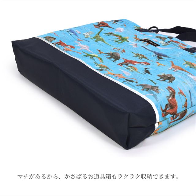 カラフルキャンディスタイルのレッスンバッグ 。快適さを追求した新素材は、耐久性のある軽い素材なので、毎日使うレッスンバッグに最適です。水や液体が表面に弾いて滑り落ちるはっ水機能は、汚れに強く水に濡れてもサッとひと拭き、お手入れ簡単です。