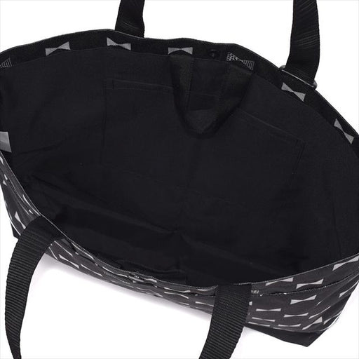 カラフルキャンディスタイルのレッスンバッグ 。快適さを追求した新素材は、耐久性のある軽い素材なので、毎日使うレッスンバッグに最適です。水や液体が表面に弾いて滑り落ちるはっ水機能は、汚れに強く水に濡れてもサッとひと拭き、お手入れ簡単です。