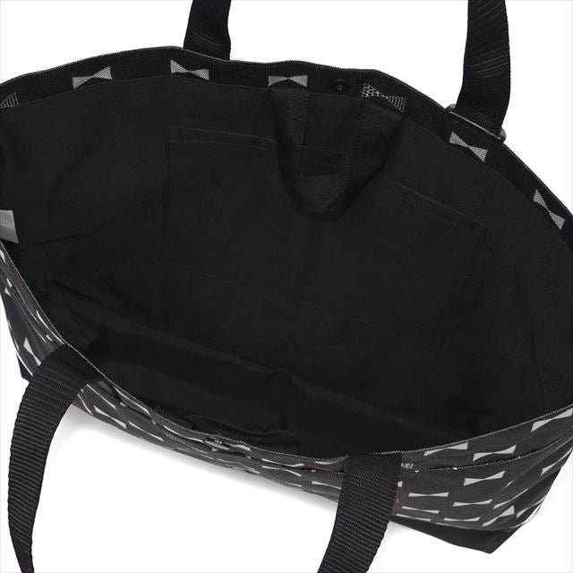 カラフルキャンディスタイルのレッスンバッグ 。快適さを追求した新素材は、耐久性のある軽い素材なので、毎日使うレッスンバッグに最適です。水や液体が表面に弾いて滑り落ちるはっ水機能は、汚れに強く水に濡れてもサッとひと拭き、お手入れ簡単です。