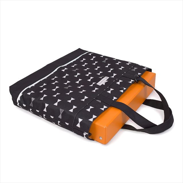 カラフルキャンディスタイルのレッスンバッグ 。快適さを追求した新素材は、耐久性のある軽い素材なので、毎日使うレッスンバッグに最適です。水や液体が表面に弾いて滑り落ちるはっ水機能は、汚れに強く水に濡れてもサッとひと拭き、お手入れ簡単です。