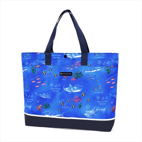 カラフルキャンディスタイルのレッスンバッグ 。快適さを追求した新素材は、耐久性のある軽い素材なので、毎日使うレッスンバッグに最適です。水や液体が表面に弾いて滑り落ちるはっ水機能は、汚れに強く水に濡れてもサッとひと拭き、お手入れ簡単です。