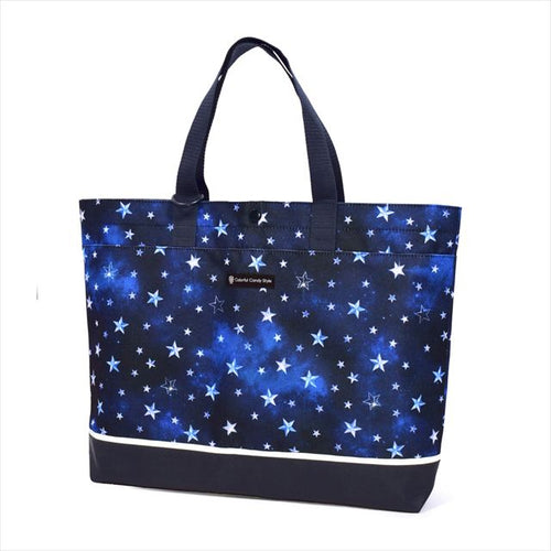 カラフルキャンディスタイルのレッスンバッグ 。快適さを追求した新素材は、耐久性のある軽い素材なので、毎日使うレッスンバッグに最適です。水や液体が表面に弾いて滑り落ちるはっ水機能は、汚れに強く水に濡れてもサッとひと拭き、お手入れ簡単です。