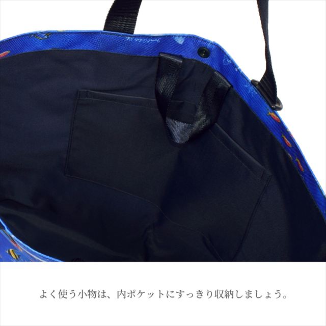 カラフルキャンディスタイルのレッスンバッグ 。快適さを追求した新素材は、耐久性のある軽い素材なので、毎日使うレッスンバッグに最適です。水や液体が表面に弾いて滑り落ちるはっ水機能は、汚れに強く水に濡れてもサッとひと拭き、お手入れ簡単です。