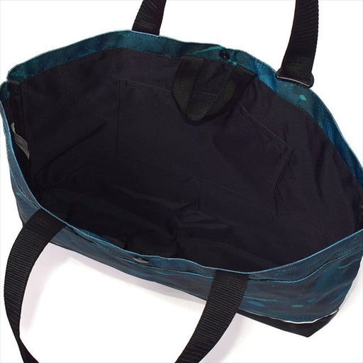 カラフルキャンディスタイルのレッスンバッグ 。快適さを追求した新素材は、耐久性のある軽い素材なので、毎日使うレッスンバッグに最適です。水や液体が表面に弾いて滑り落ちるはっ水機能は、汚れに強く水に濡れてもサッとひと拭き、お手入れ簡単です。