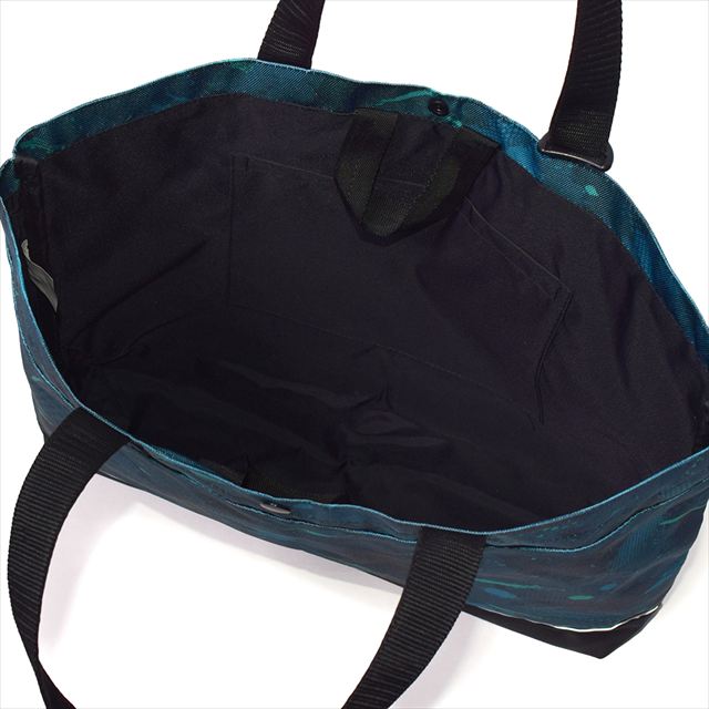 カラフルキャンディスタイルのレッスンバッグ 。快適さを追求した新素材は、耐久性のある軽い素材なので、毎日使うレッスンバッグに最適です。水や液体が表面に弾いて滑り落ちるはっ水機能は、汚れに強く水に濡れてもサッとひと拭き、お手入れ簡単です。