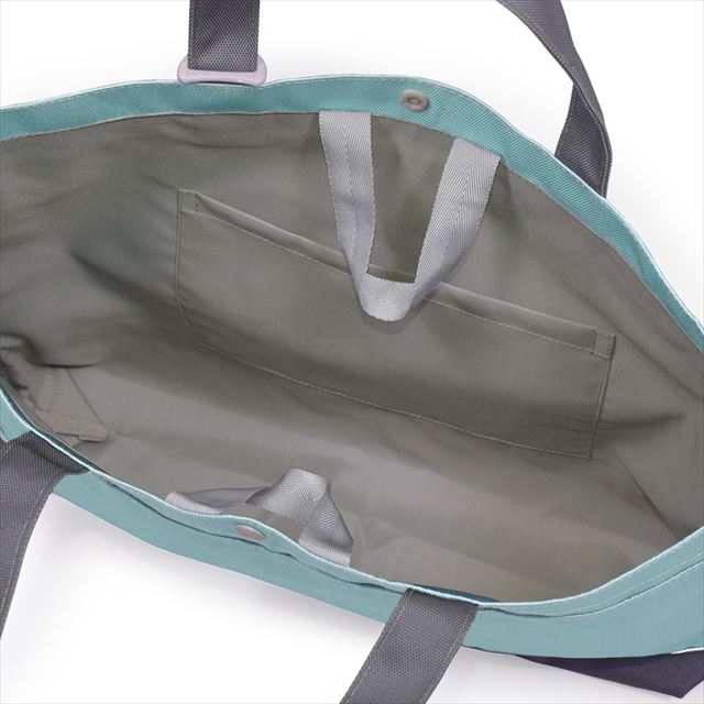 カラフルキャンディスタイルのレッスンバッグ 。快適さを追求した新素材は、耐久性のある軽い素材なので、毎日使うレッスンバッグに最適です。水や液体が表面に弾いて滑り落ちるはっ水機能は、汚れに強く水に濡れてもサッとひと拭き、お手入れ簡単です。