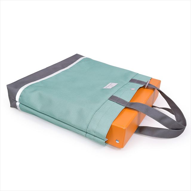 カラフルキャンディスタイルのレッスンバッグ 。快適さを追求した新素材は、耐久性のある軽い素材なので、毎日使うレッスンバッグに最適です。水や液体が表面に弾いて滑り落ちるはっ水機能は、汚れに強く水に濡れてもサッとひと拭き、お手入れ簡単です。