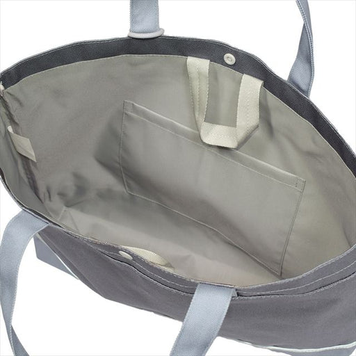 カラフルキャンディスタイルのレッスンバッグ 。快適さを追求した新素材は、耐久性のある軽い素材なので、毎日使うレッスンバッグに最適です。水や液体が表面に弾いて滑り落ちるはっ水機能は、汚れに強く水に濡れてもサッとひと拭き、お手入れ簡単です。