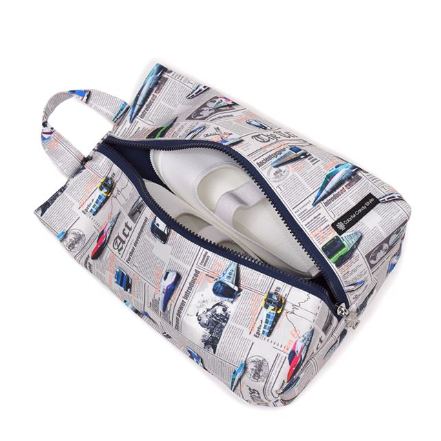 高学年まで使える余裕のサイズ感。ファスナー付きで使いやすく、習い事のシューズケースにもぴったり！