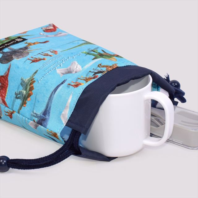 カラフルキャンディスタイルのコップ袋。水を弾く素材だから、汚れに強くお手入れ簡単。水や液体が表面に弾いて滑り落ちるはっ水機能。汚れてもサッと拭くだけお手入れ簡単です。