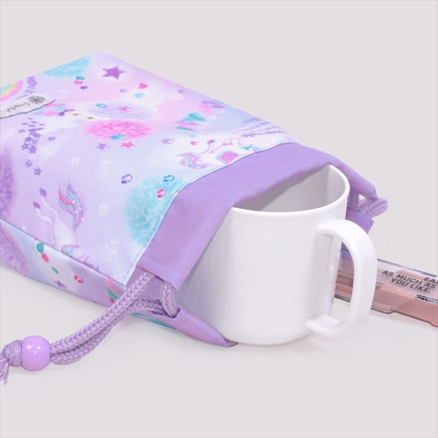 カラフルキャンディスタイルのコップ袋。水を弾く素材だから、汚れに強くお手入れ簡単。水や液体が表面に弾いて滑り落ちるはっ水機能。汚れてもサッと拭くだけお手入れ簡単です。