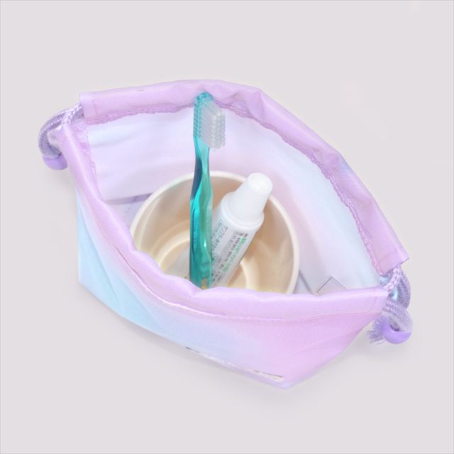 カラフルキャンディスタイルのコップ袋。水を弾く素材だから、汚れに強くお手入れ簡単。水や液体が表面に弾いて滑り落ちるはっ水機能。汚れてもサッと拭くだけお手入れ簡単です。