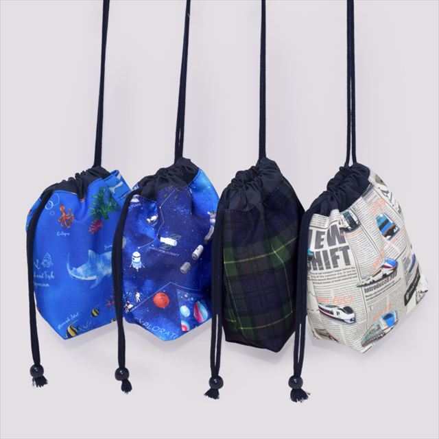 カラフルキャンディスタイルのコップ袋。水を弾く素材だから、汚れに強くお手入れ簡単。水や液体が表面に弾いて滑り落ちるはっ水機能。汚れてもサッと拭くだけお手入れ簡単です。