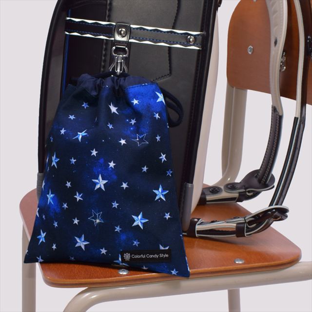 カラフルキャンディスタイルの給食袋。水を弾く素材だから、汚れに強くお手入れ簡単。水や液体が表面に弾いて滑り落ちるはっ水機能。汚れてもサッと拭くだけお手入れ簡単です。