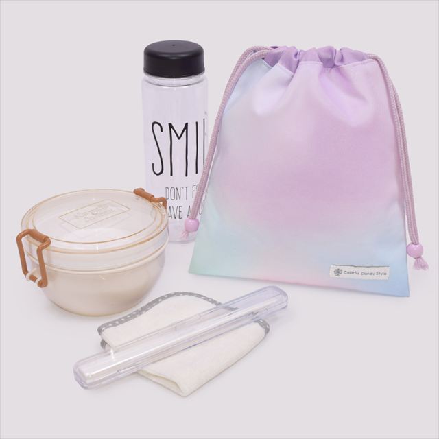 カラフルキャンディスタイルの給食袋。水を弾く素材だから、汚れに強くお手入れ簡単。水や液体が表面に弾いて滑り落ちるはっ水機能。汚れてもサッと拭くだけお手入れ簡単です。