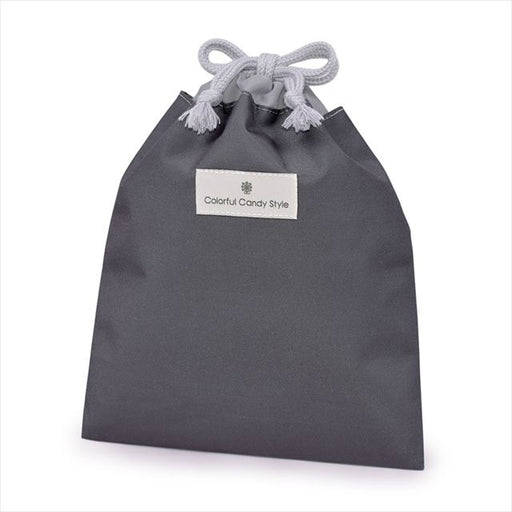 カラフルキャンディスタイルの給食袋。水を弾く素材だから、汚れに強くお手入れ簡単。水や液体が表面に弾いて滑り落ちるはっ水機能。汚れてもサッと拭くだけお手入れ簡単です。