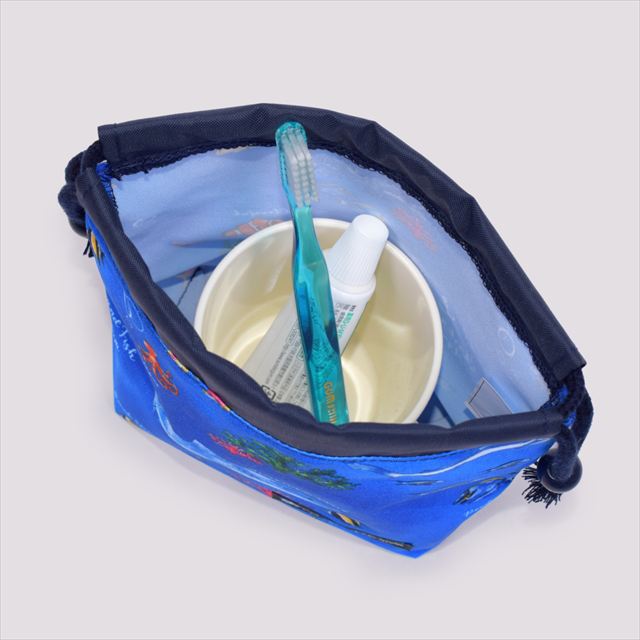 カラフルキャンディスタイルの給食袋。水を弾く素材だから、汚れに強くお手入れ簡単。水や液体が表面に弾いて滑り落ちるはっ水機能。汚れてもサッと拭くだけお手入れ簡単です。