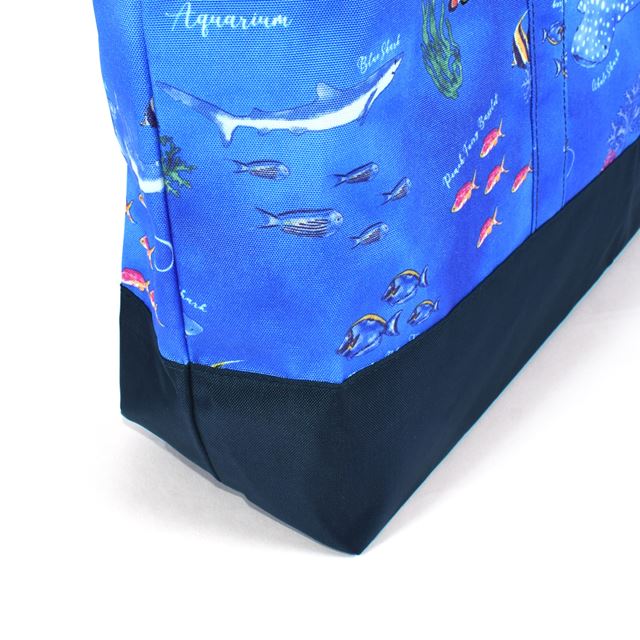 カラフルキャンディスタイルのマチ付きレッスンバッグ。快適さを追求した新素材は、耐久性のある軽い素材なので、毎日使うレッスンバッグに最適です。