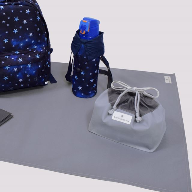 カラフルキャンディスタイルのレジャーシート。こども1人用のコンパクトサイズ。男の子と女の子兼用で運動会、遠足などで大活躍。