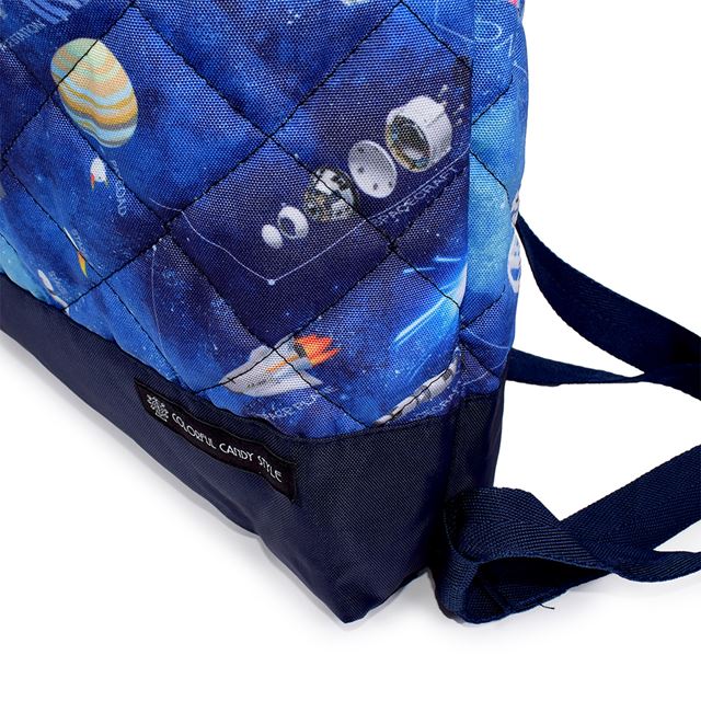 カラフルキャンディスタイルのナップサック。水や液体が表面に弾いて滑り落ちるはっ水機能。汚れてもサッと拭くだけお手入れ簡単です。
