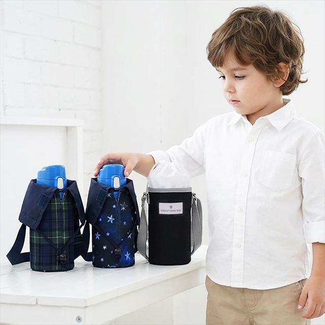 カラフルキャンディスタイルの水筒カバー。肩掛けできるショルダーベルト付き。男の子と女の子兼用で旅行、遠足でも大活躍。