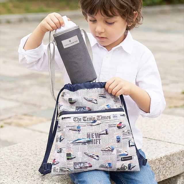 カラフルキャンディスタイルのペットボトルホルダー。子供用で、肩掛けができるショルダーベルト付き。保冷機能有り。男の子と女の子兼用で大活躍。