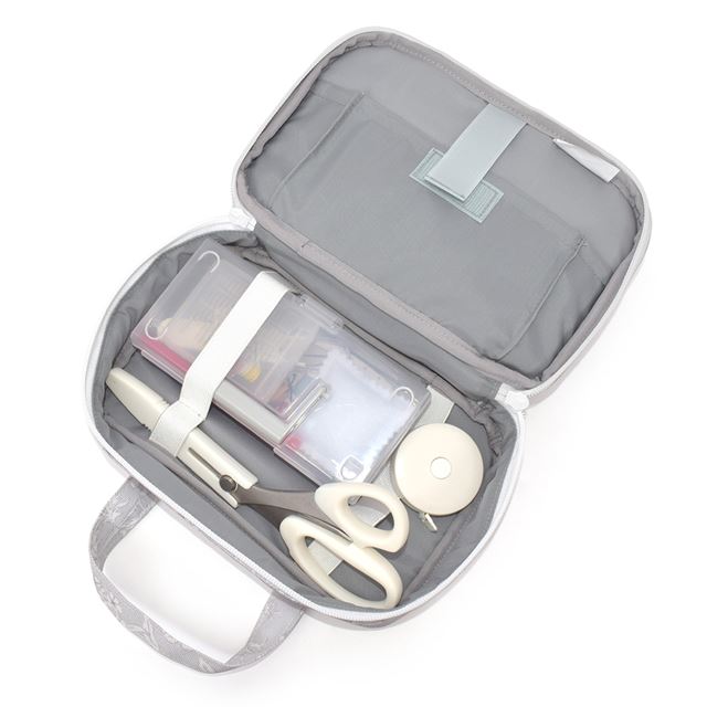 カラフルキャンディスタイルの裁縫セット。ショルダーベルト付きで、小学生に人気の裁縫バッグ。男の子と女の子兼用で大活躍。