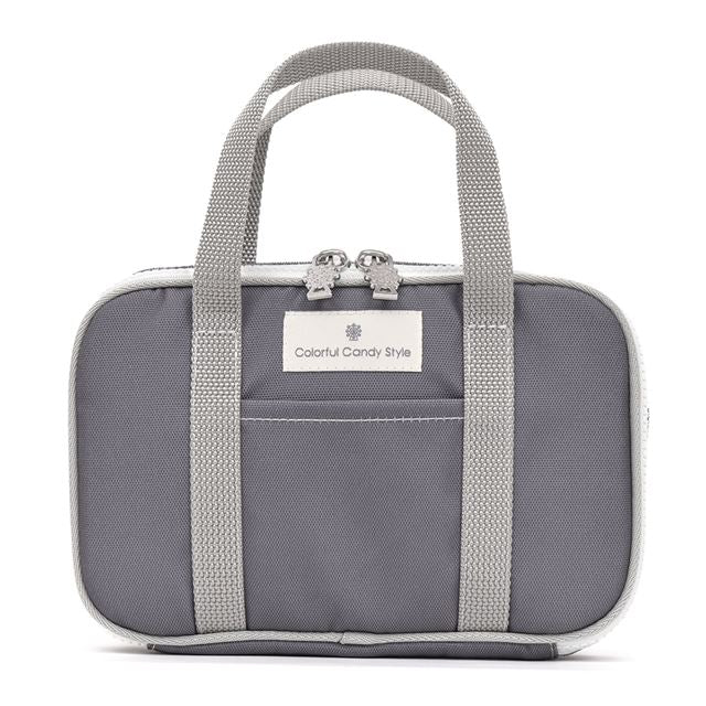 カラフルキャンディスタイルの裁縫セット。中身を固定できるゴムバンド付きなので、気になるカチャカチャ音やお道具が傷つくのを防ぎます。